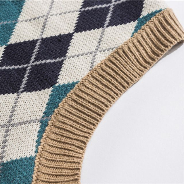 Block knitted vest with diamond pattern