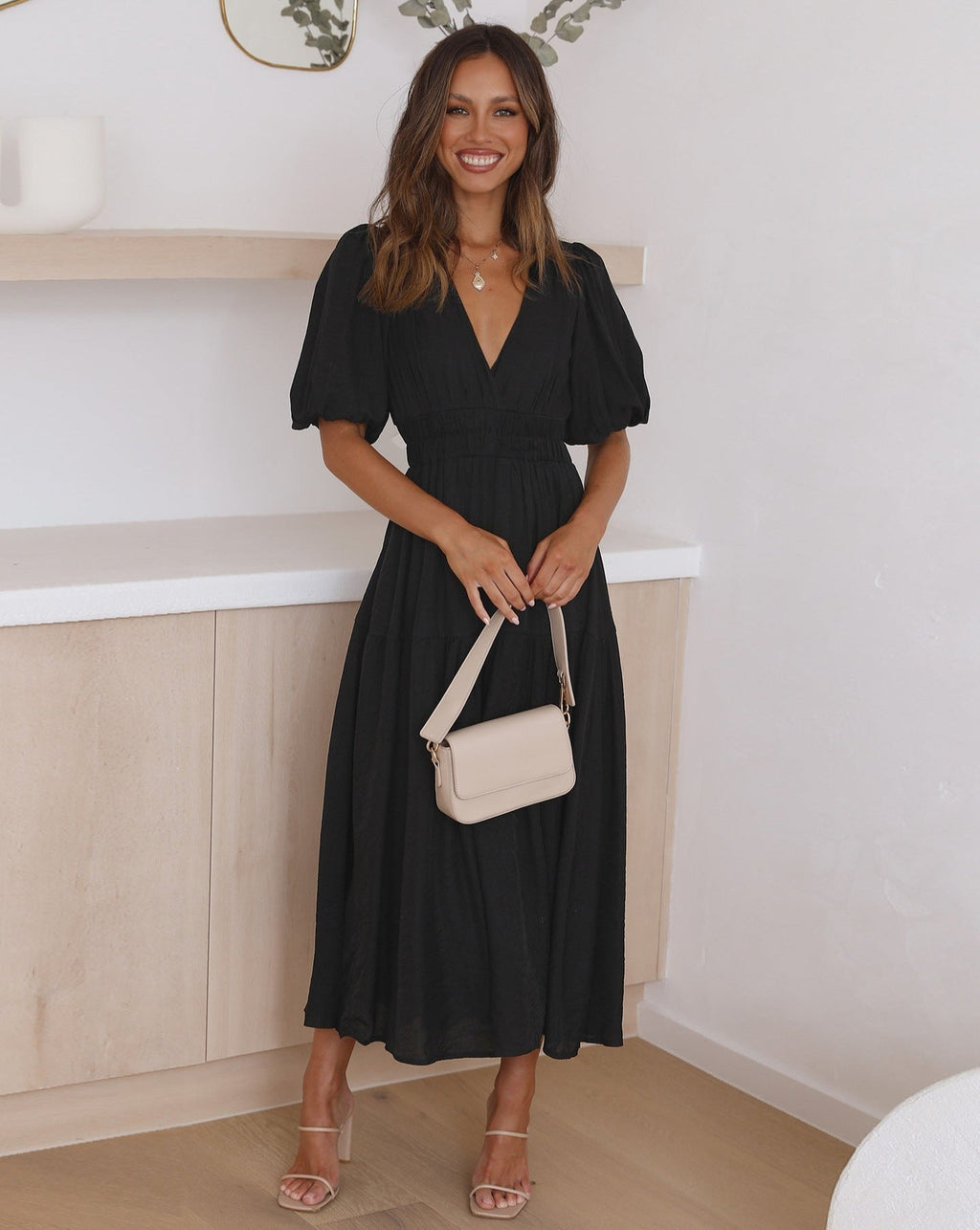 Valenzora | Elegant dress with V-neck and puff sleeves