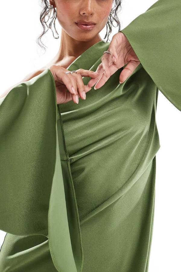 Valenzora | Zayla Satin-Maxikleid mit asymmetrischem One-Shoulder-Ausschnitt, Glockenärmeln und Schlitz