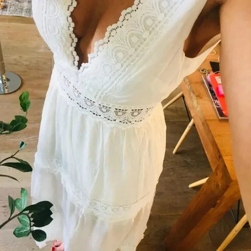 Valenzora | Lace dress with V-neck