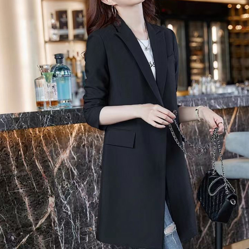 Valenzora | Elegant long women's blazer with flap pockets and lapel collar