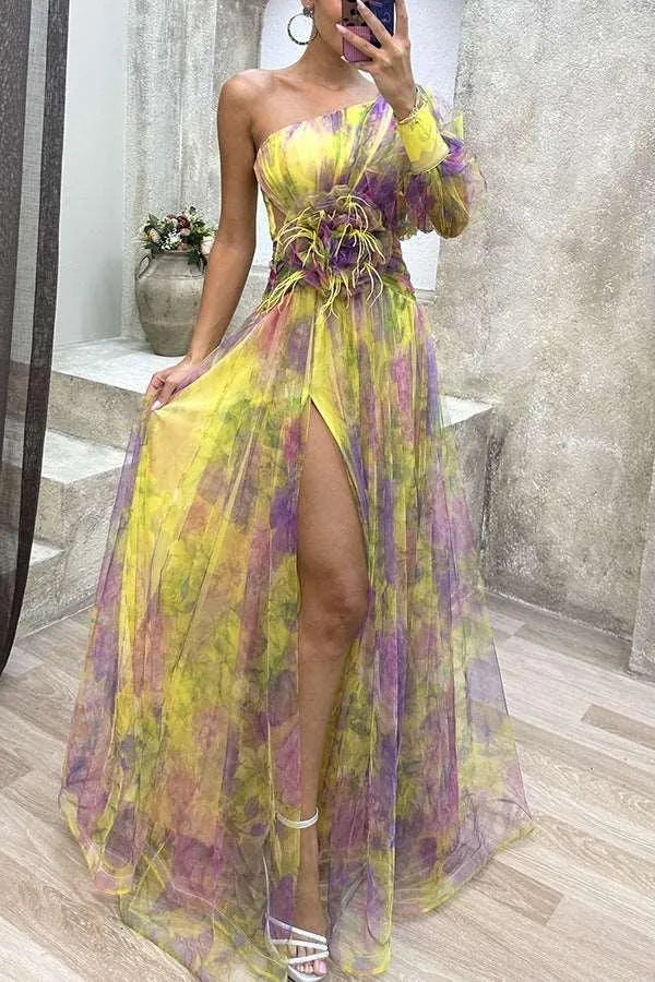 Valenzora | Langes Abendkleid mit Carmen-Ausschnitt, geschlitztem Druck.