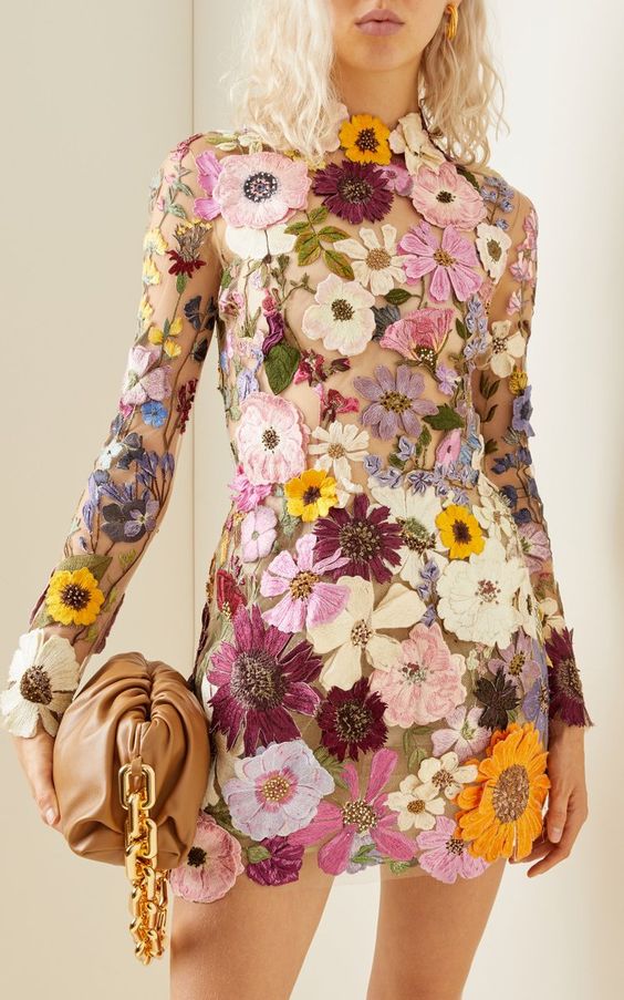 Valenzora – Dreidimensionales Blumenkleid
