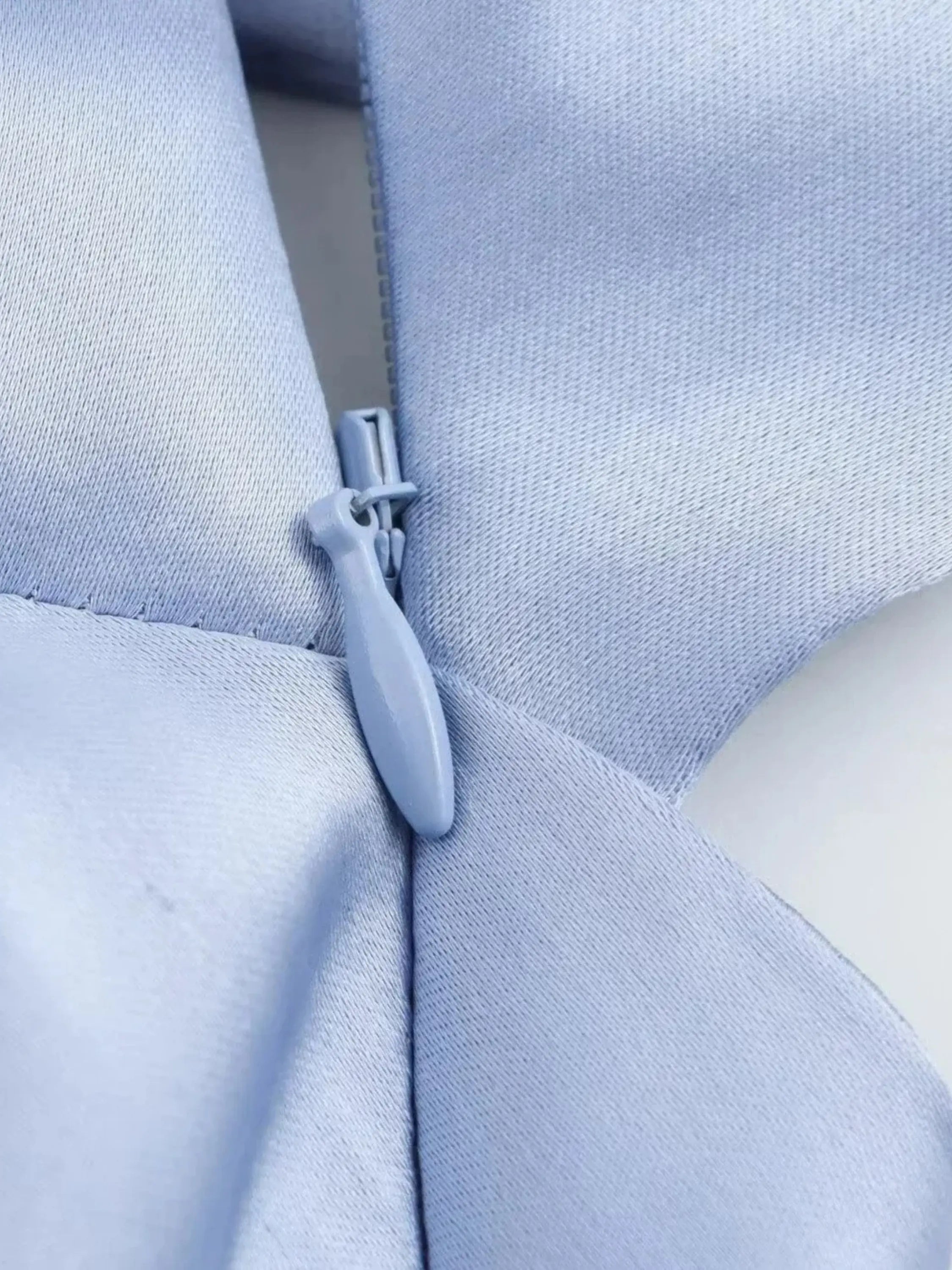 Valenzora | Elegantes Satin-Kleid mit Kreuzdetail
