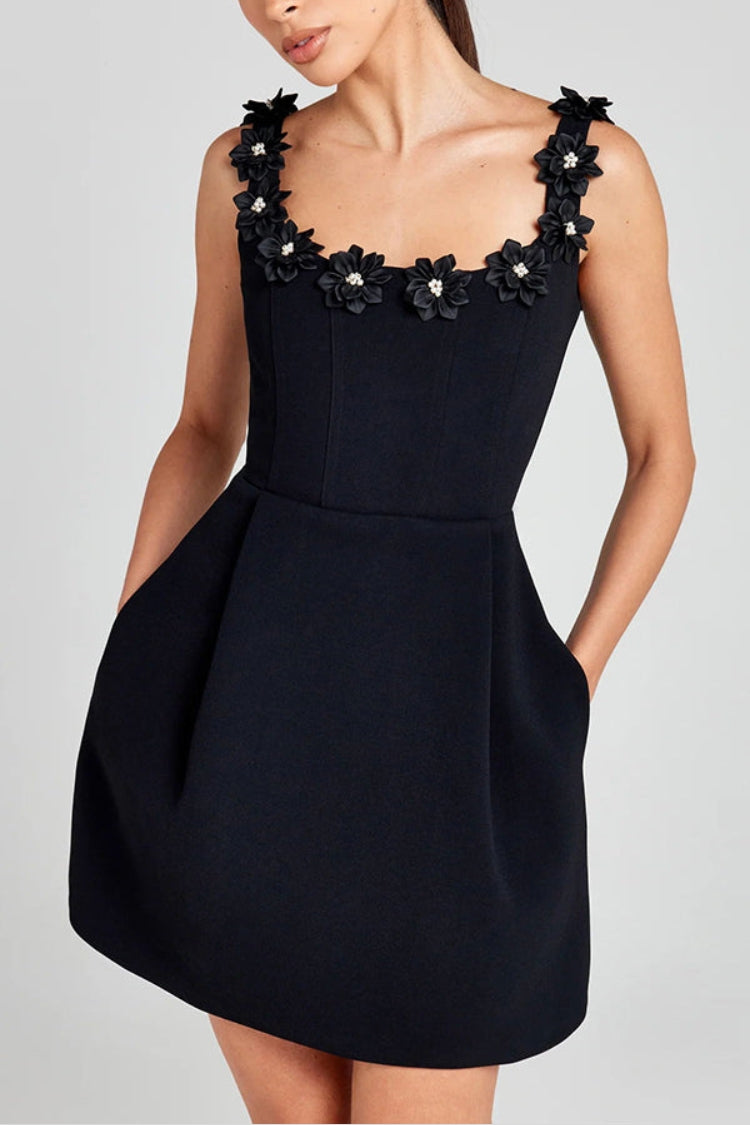 Valenzora | Cindy Mini-Kleid mit aufgenähter Faux-Perlenblume, eckigem Ausschnitt und Taschen