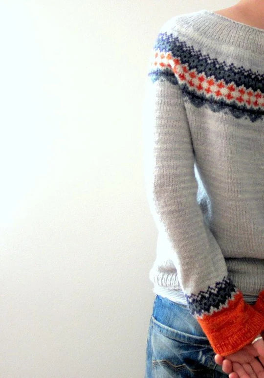 Grauer Boho-Pullover
