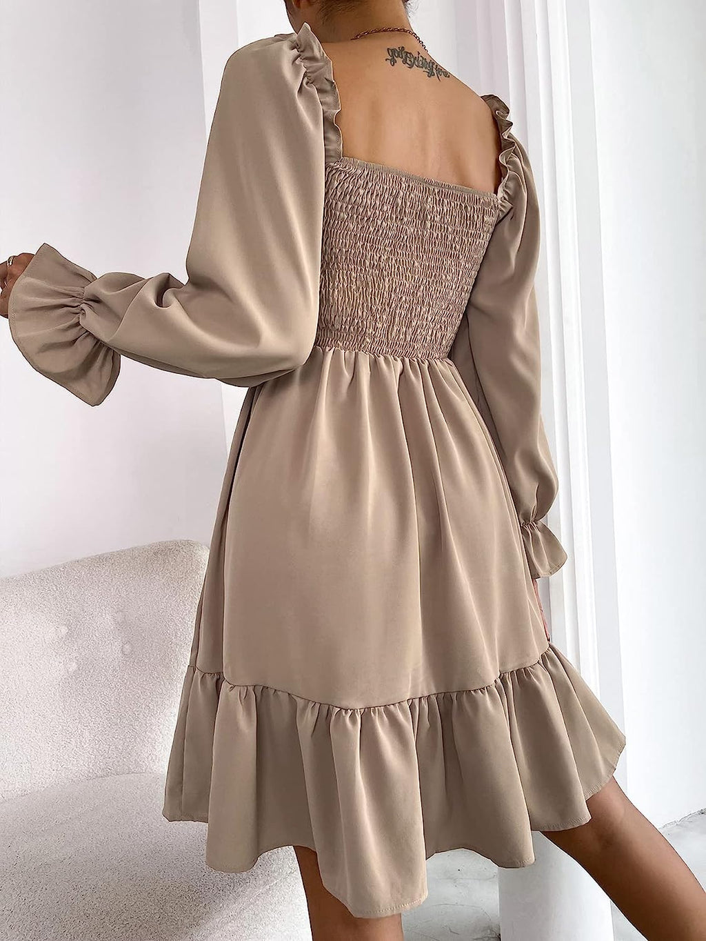 Kleid - Strahlen Sie feminine Eleganz aus in diesem gerüschten Minikleid!