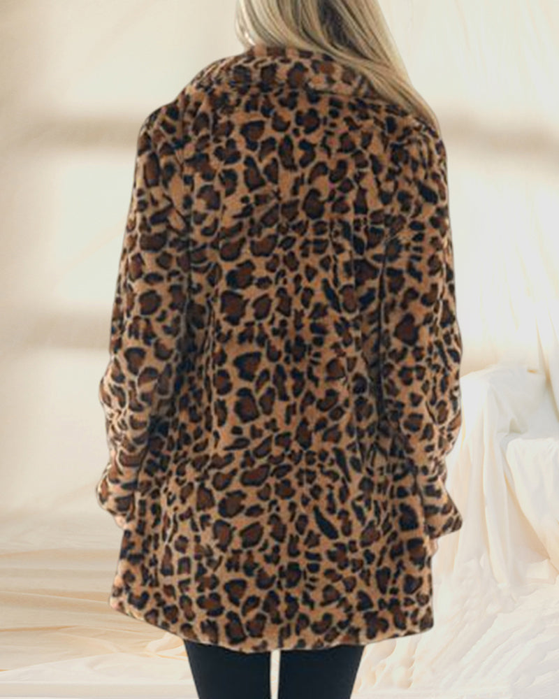 WildElegance: Plush jacket with leopard print