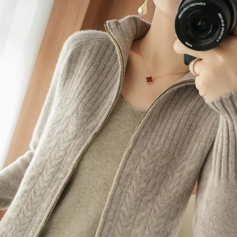Valenzora | Damen Strickjacke mit Reißverschluss und Zopfstrickdetails