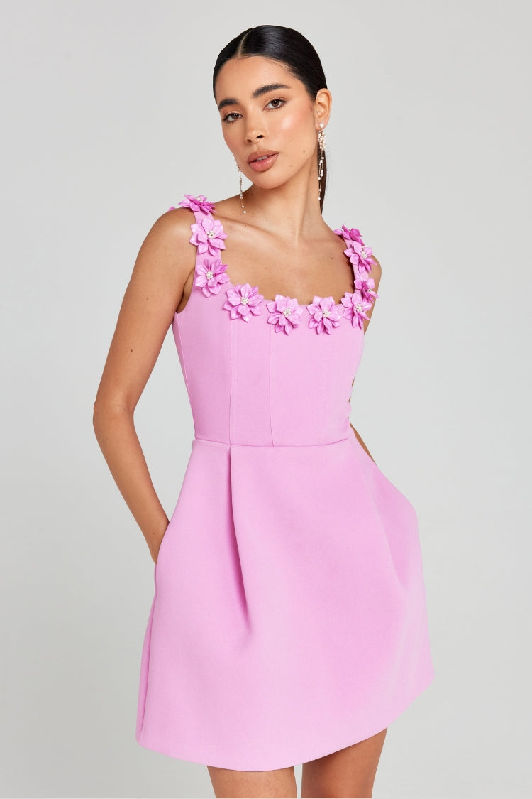 Valenzora | Cindy Mini-Kleid mit aufgenähter Faux-Perlenblume, eckigem Ausschnitt und Taschen