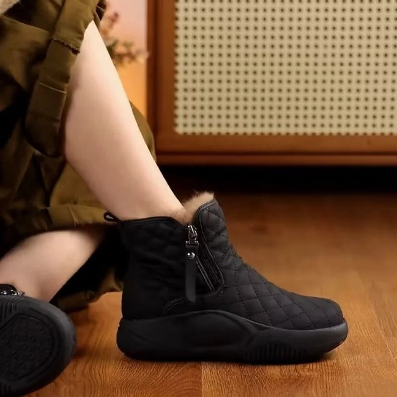 Kurze Stiefel mit seitlicher Kette