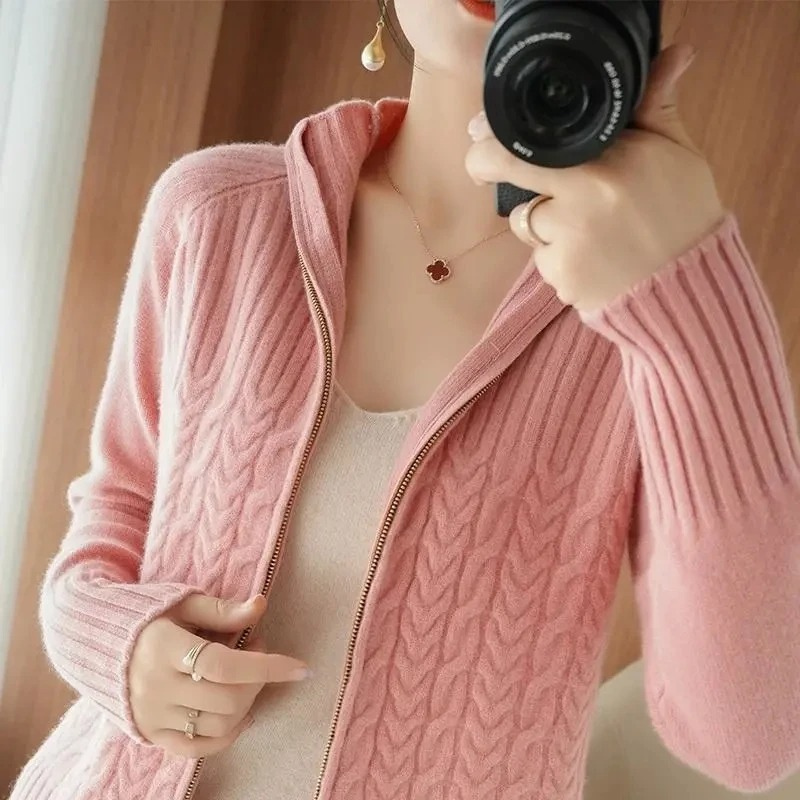 Valenzora | Damen Strickjacke mit Reißverschluss und Zopfstrickdetails