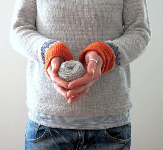 Valenzora - Grauer Pullover im Boho-Stil