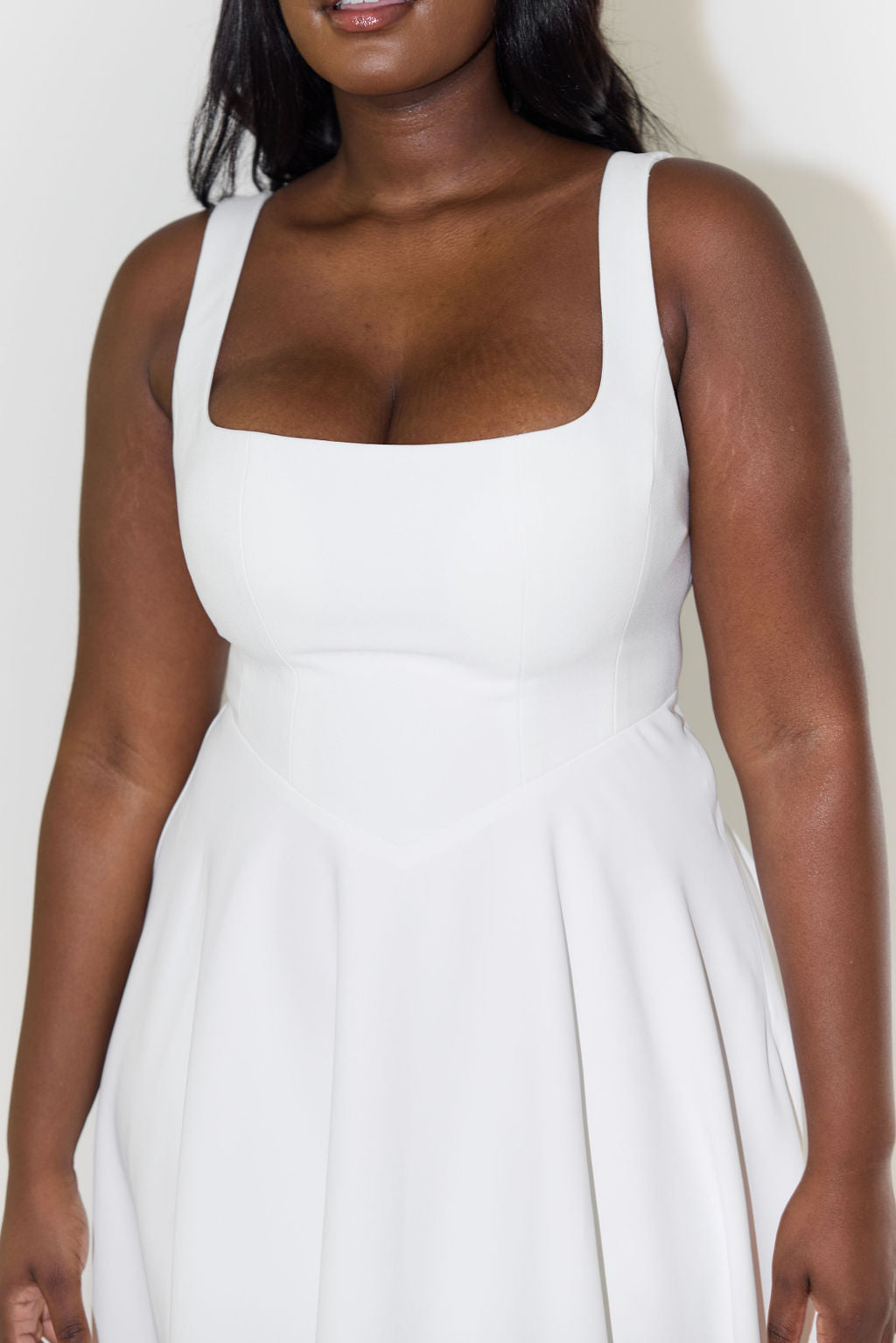 Valenzora | Midikleid mit eckigem Ausschnitt