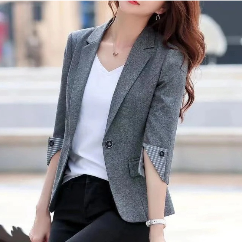 Valenzora | Eleganter Damen-Blazer mit Knopfdetails. Ideal fürs Büro.