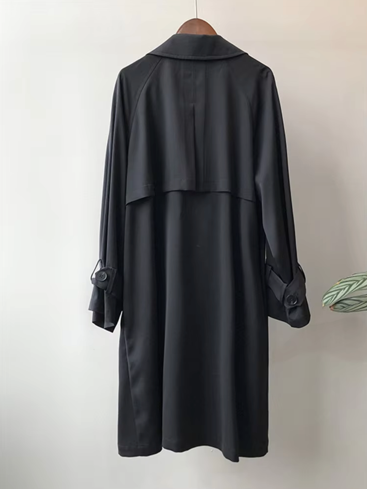 Valenzora | Long trench coat with lapel collar, buttons and long sleeves