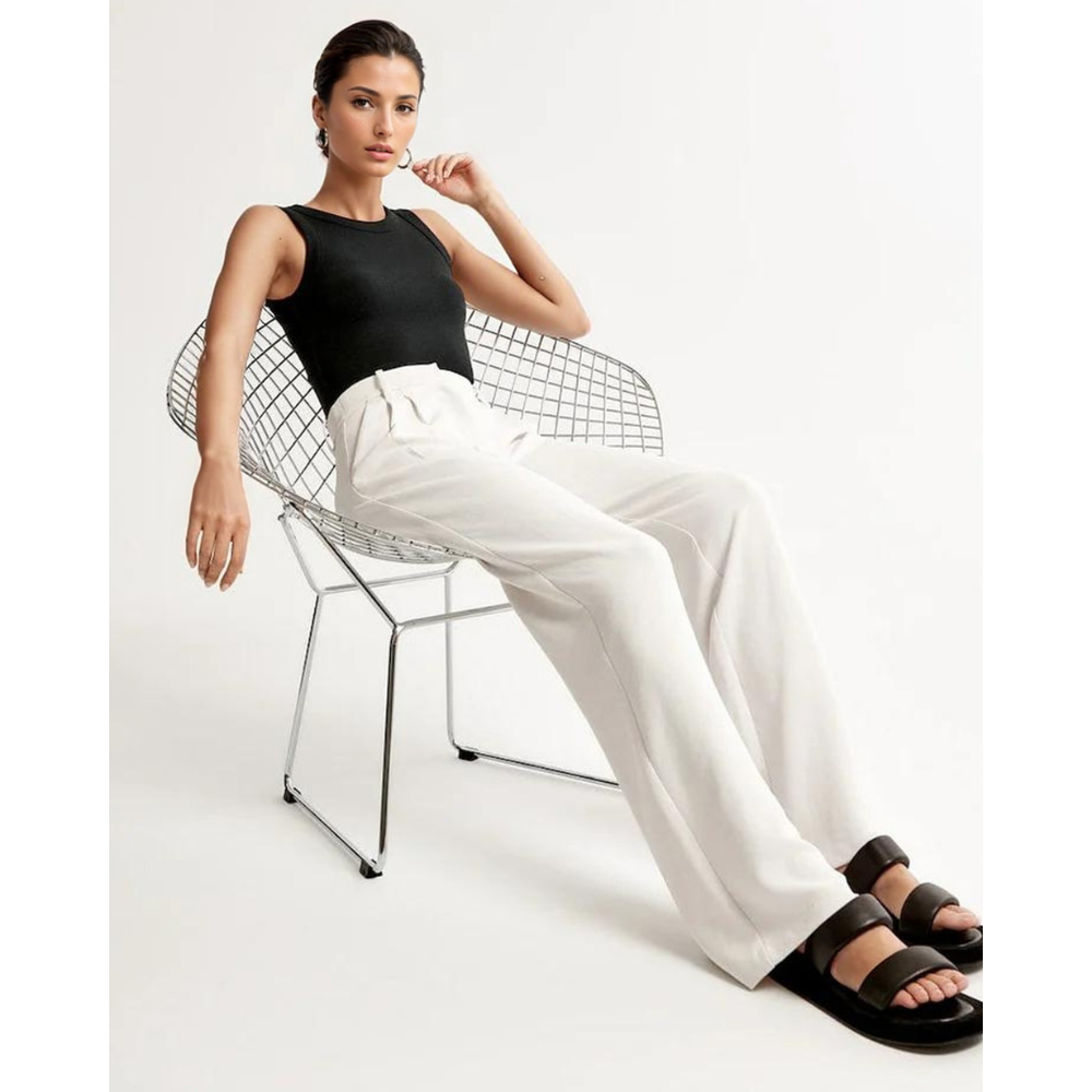 Wide-legged trousers