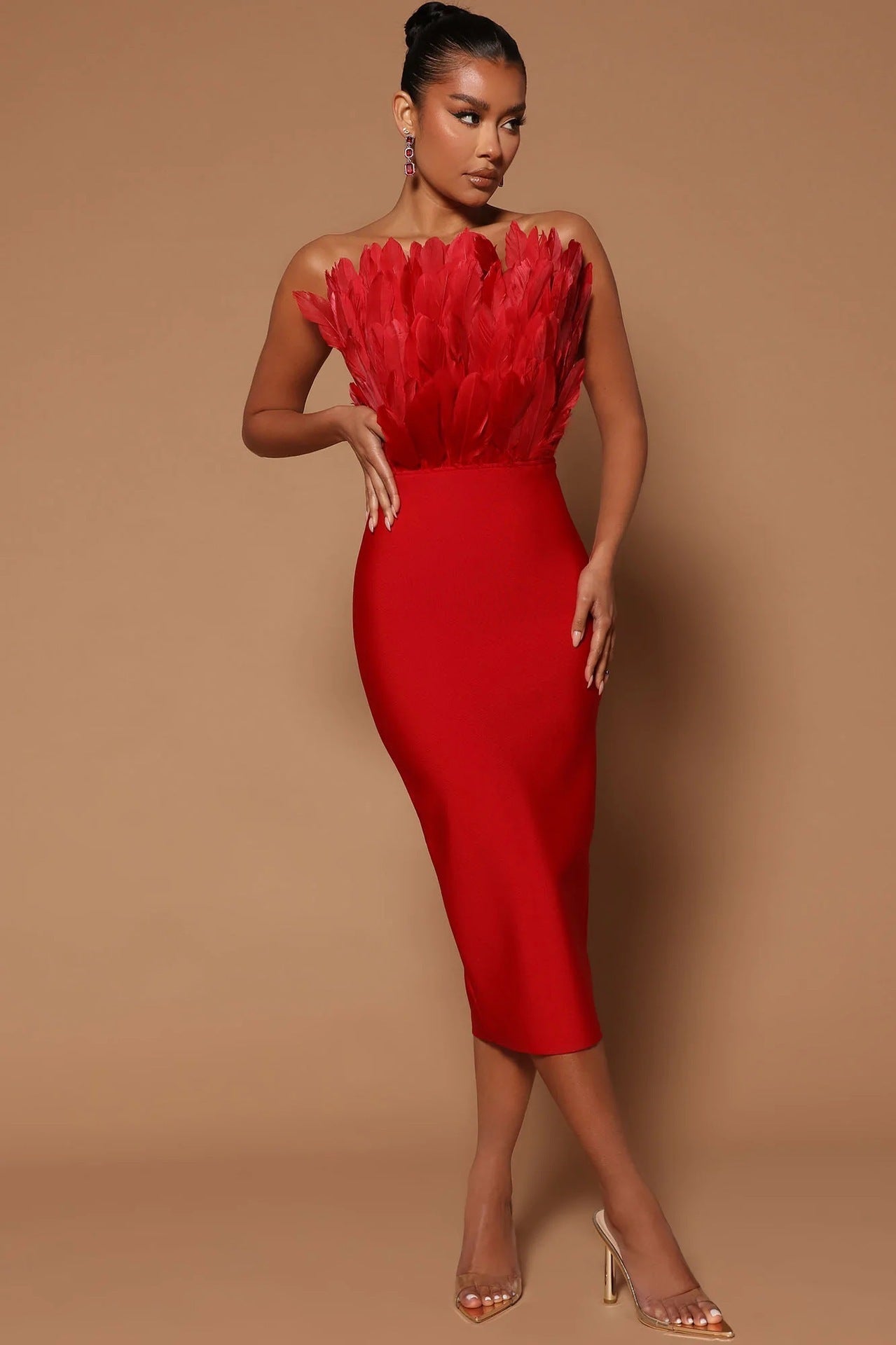 Valenzora Damenkleid mit Taillenbetonung und Federverzierung