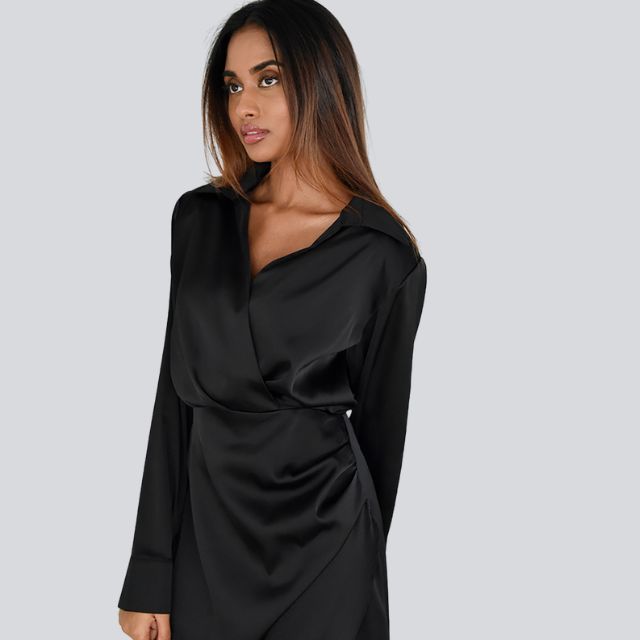 Valenzora | Satiniertes Minikleid mit V-Ausschnitt und Raffungen