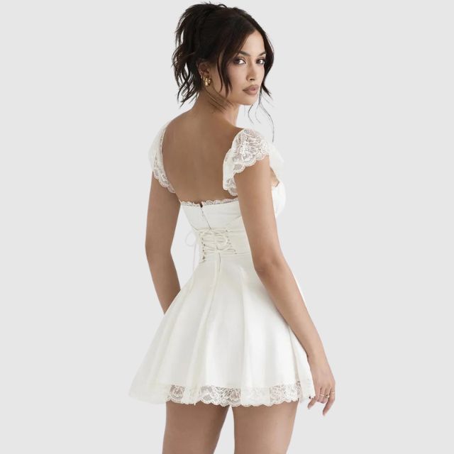 Valenzora | Kleid mit eckigem Ausschnitt und Spitzenbesatz