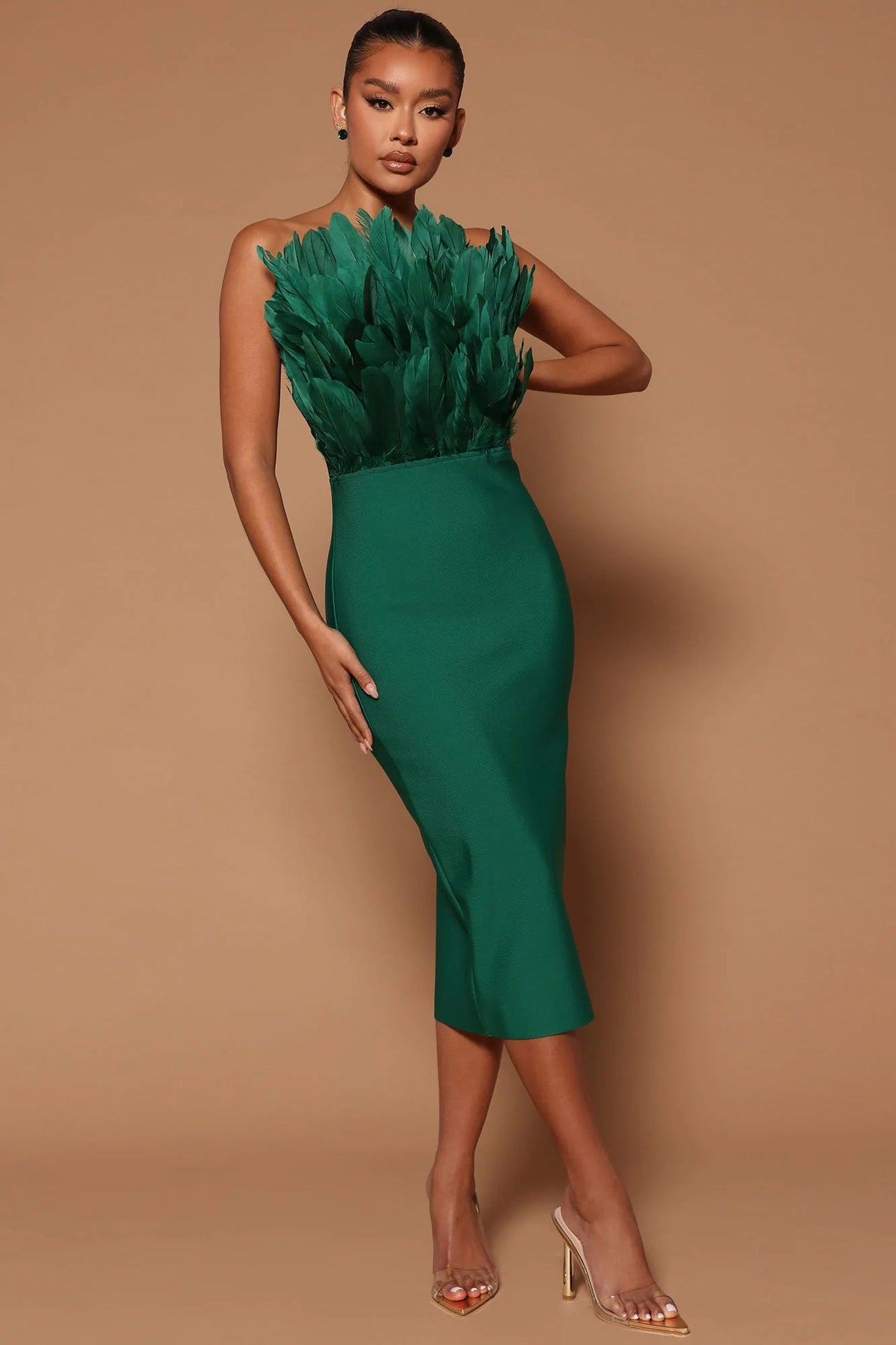 Valenzora Damenkleid mit Taillenbetonung und Federverzierung