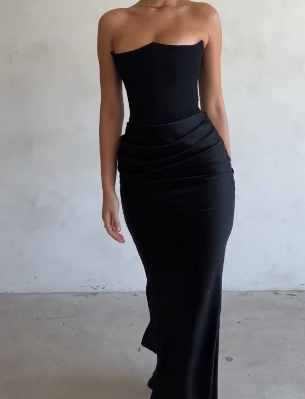Kleid mit Satinschwanz | Lassen Sie alle Blicke auf sich richten