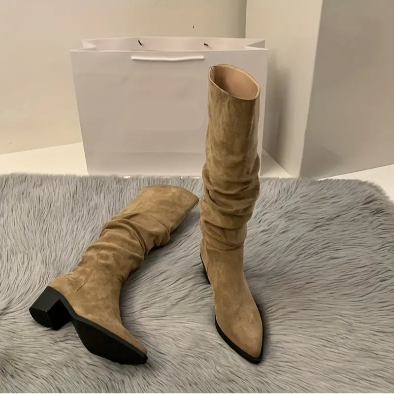 – Sturdy, pointed boots that reach mid-calf