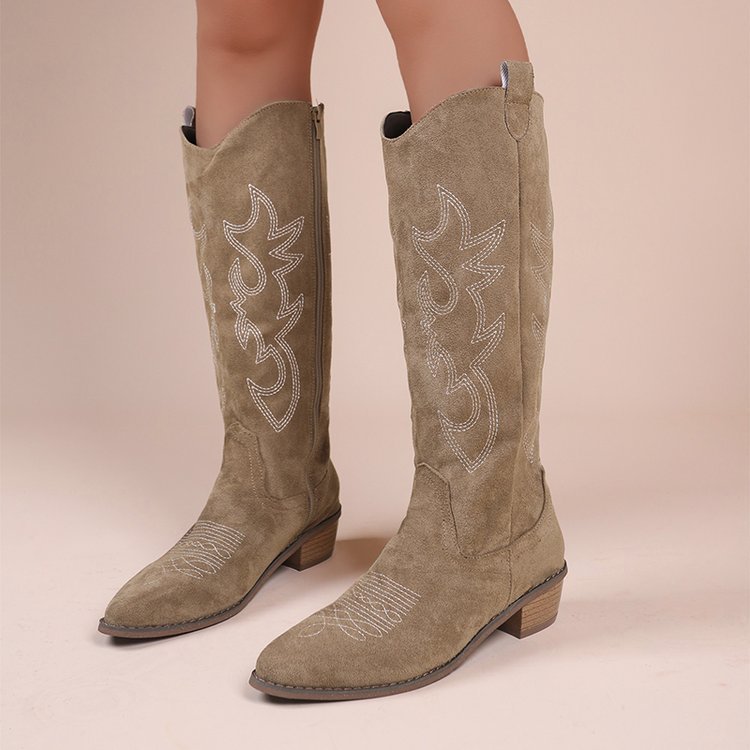 Valenzora | Bestickte Stiefel mit V-Ausschnitt