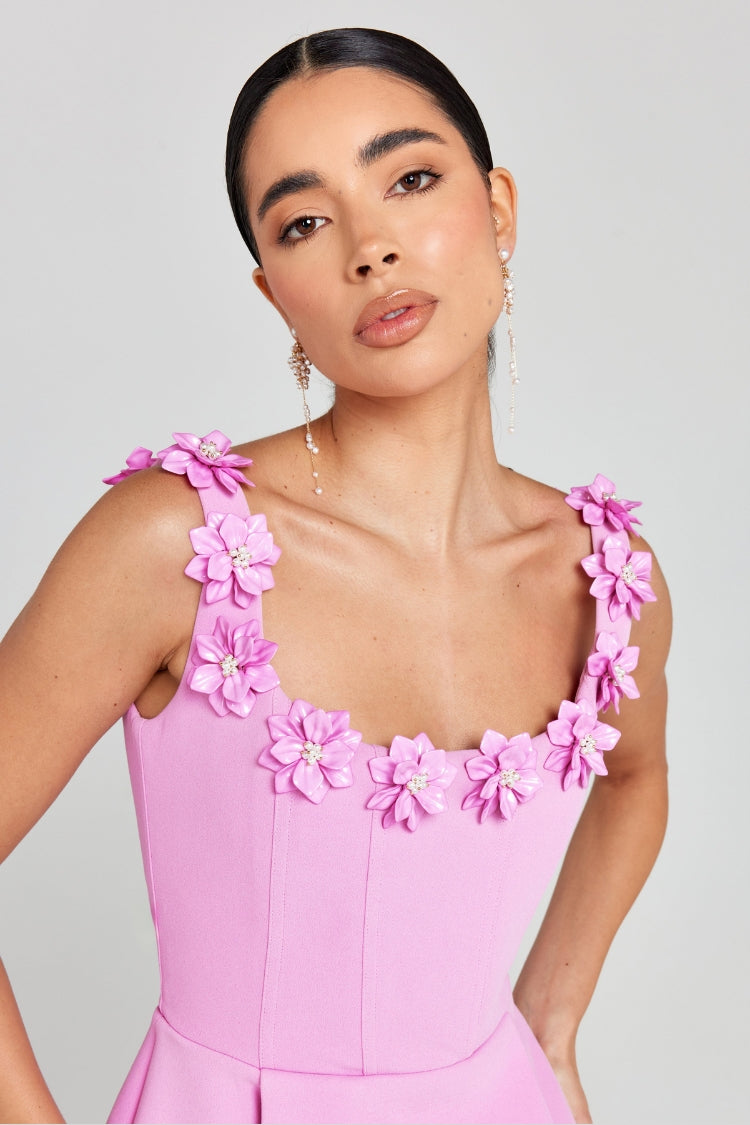 Valenzora | Cindy Mini-Kleid mit aufgenähter Faux-Perlenblume, eckigem Ausschnitt und Taschen
