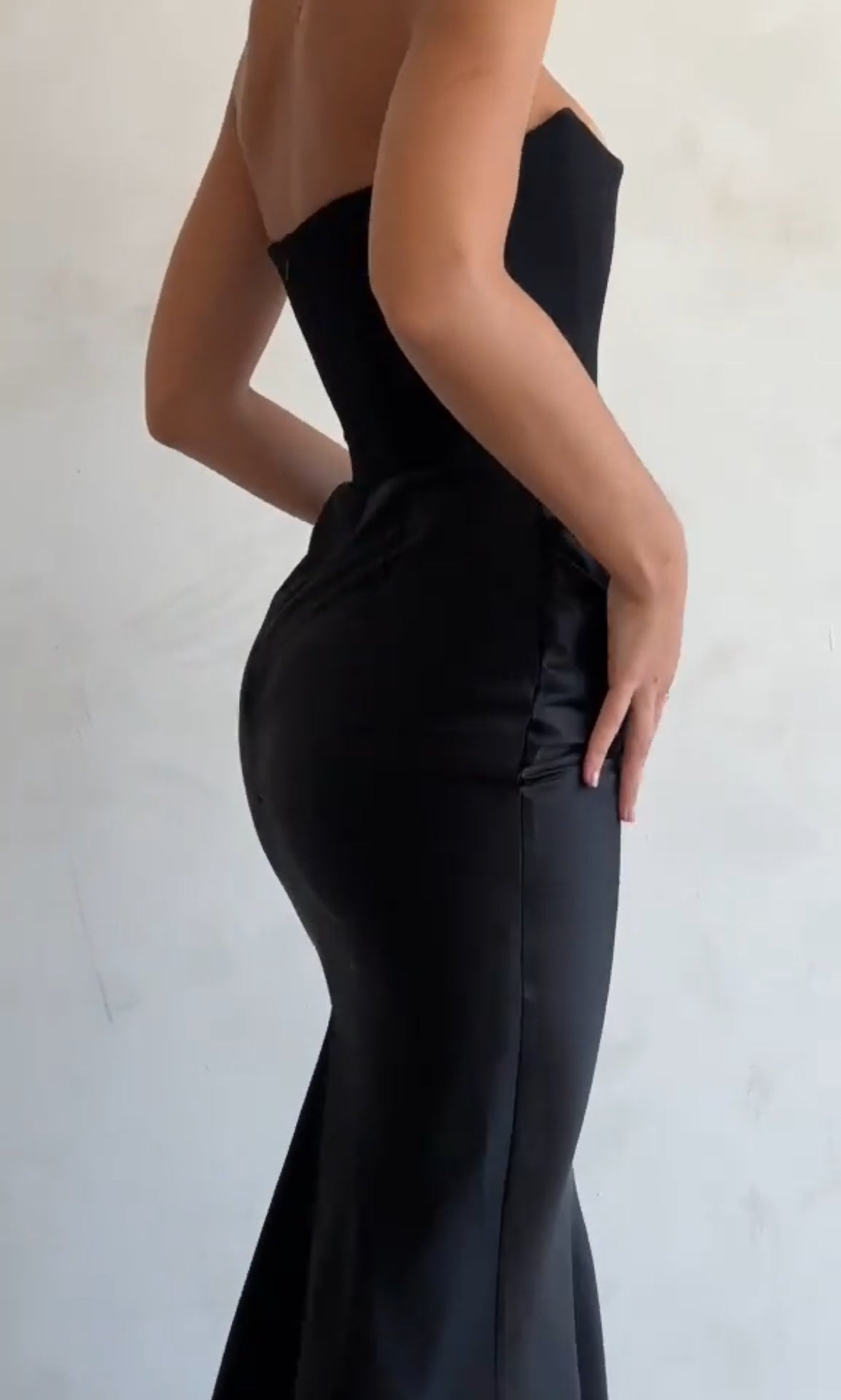 Kleid mit Satinschwanz | Lassen Sie alle Blicke auf sich richten
