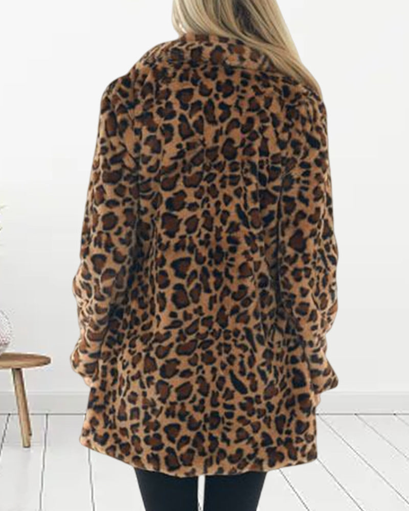 WildElegance: Plush jacket with leopard print