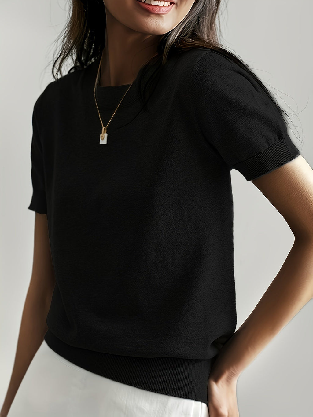 Valenzora | Knit shirt with R neckline