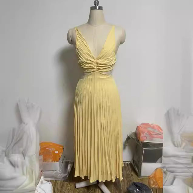 Valenzora | Sleeveless V-neck dress with pleats and open back