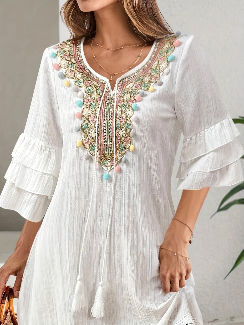 Valenzora | Damenkleid mit Stickerei und Pompons, 3/4 Ärmel, weiß