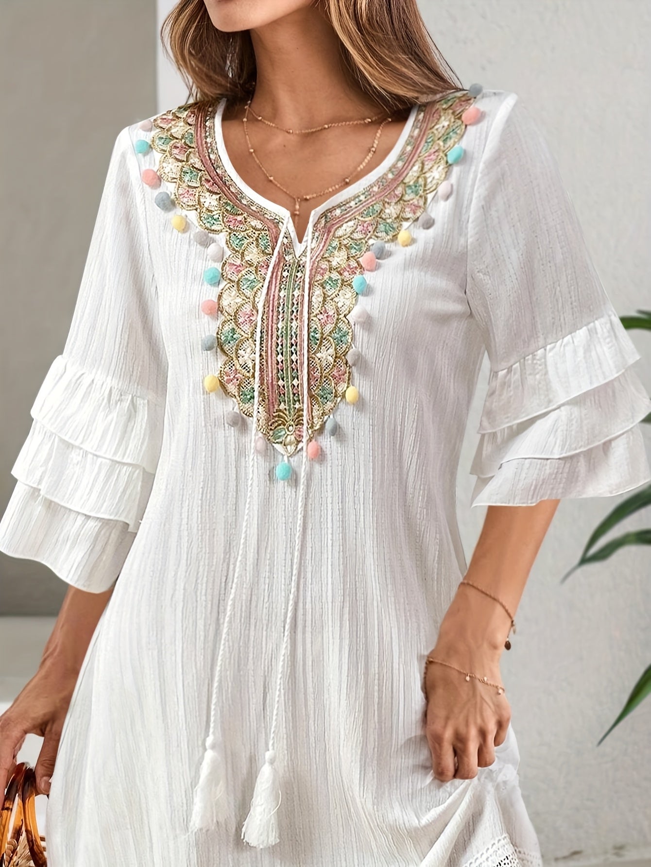 Valenzora | Damenkleid mit Stickerei und Pompons, 3/4 Ärmel, weiß