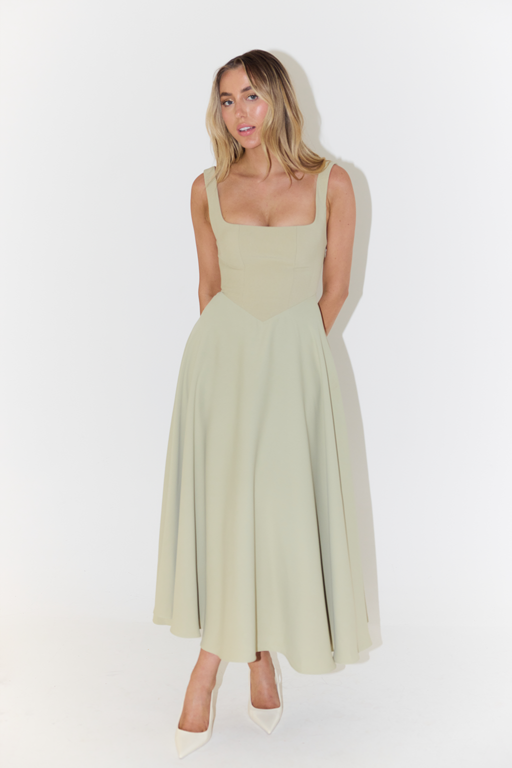 Valenzora | Midikleid mit eckigem Ausschnitt