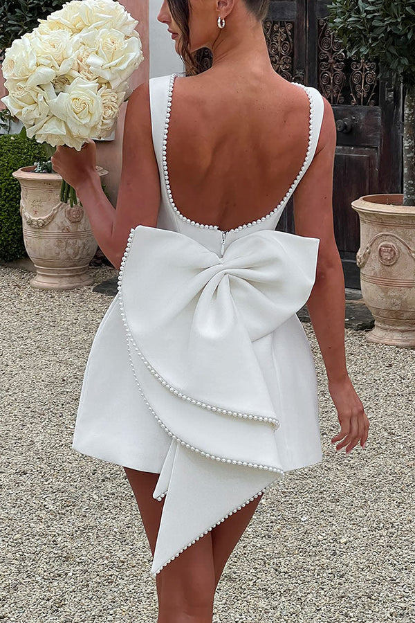 Valenzora | Elegantes, perlenverziertes Mini-Kleid mit großer Schleife und schmaler Passform