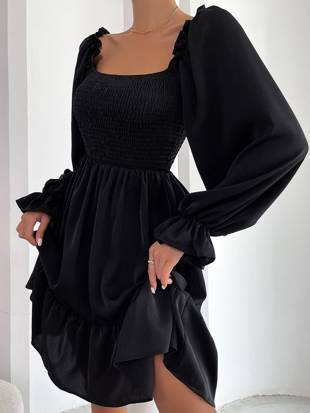 Kleid - Strahlen Sie feminine Eleganz aus in diesem gerüschten Minikleid!