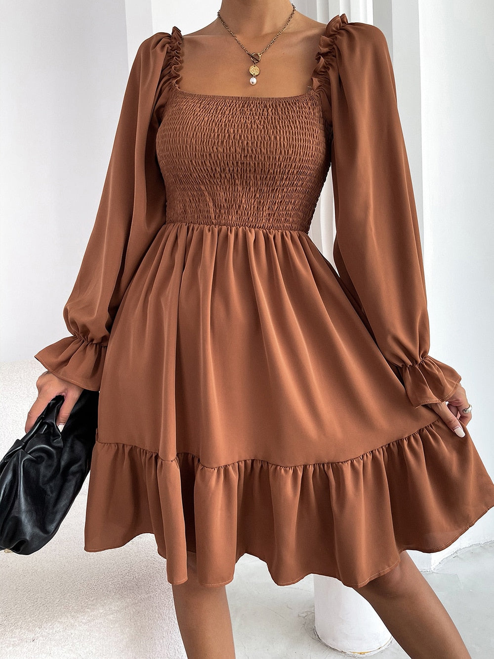 Kleid - Strahlen Sie feminine Eleganz aus in diesem gerüschten Minikleid!