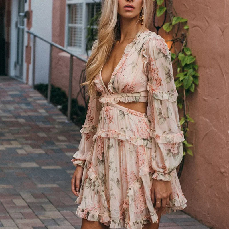 mit einem Ausschnitt an der Taille