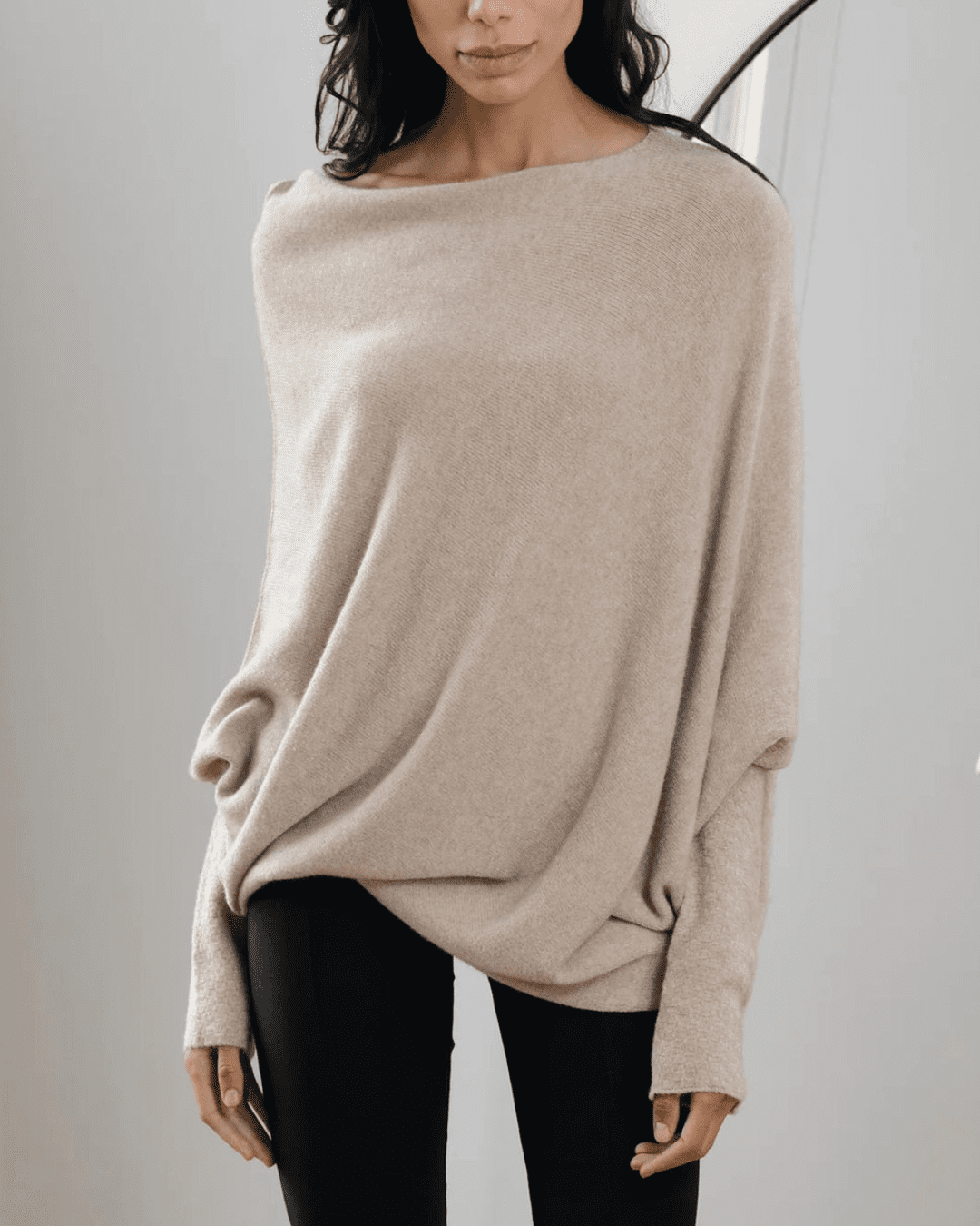 Cressida™ Asymmetrischer Fall, eleganter Rundhalsausschnitt