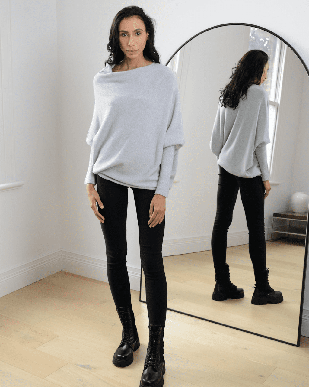 Cressida™ Asymmetrischer Fall, eleganter Rundhalsausschnitt