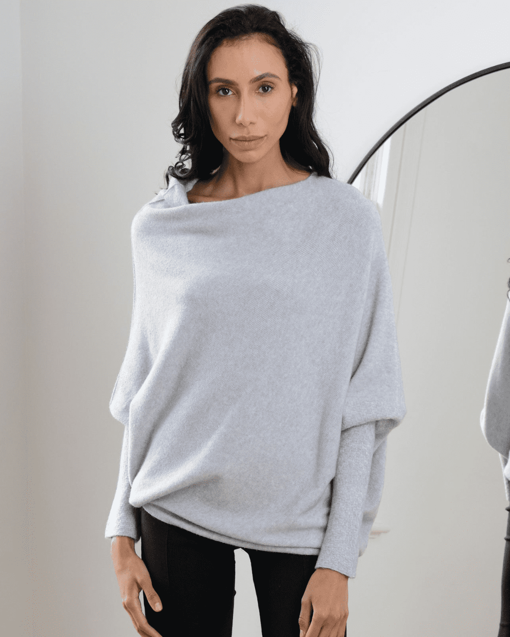 Cressida™ Asymmetrischer Fall, eleganter Rundhalsausschnitt
