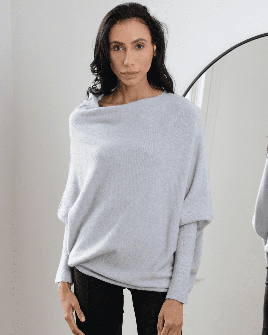 Cressida™ Asymmetrischer Fall, eleganter Rundhalsausschnitt