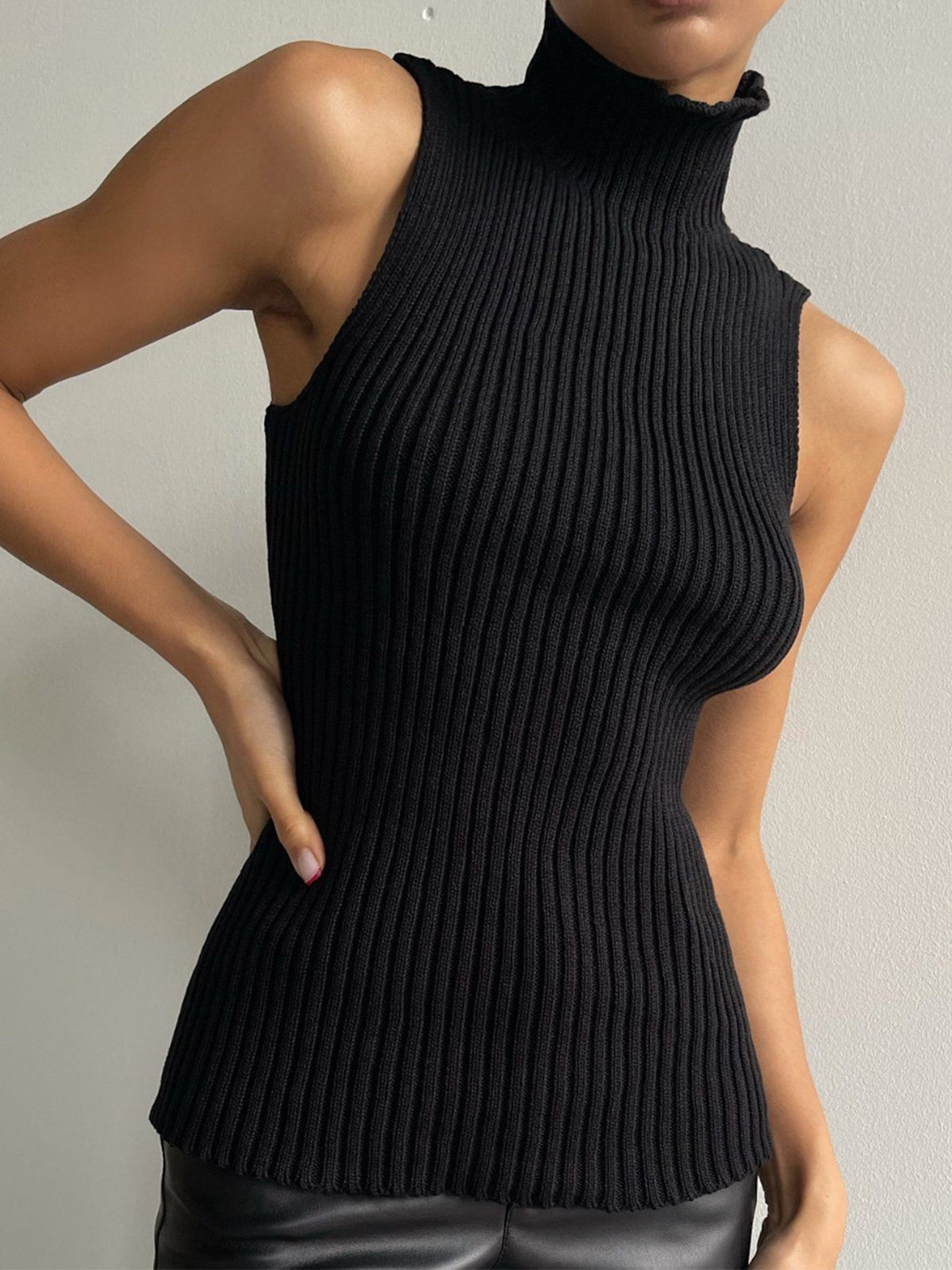 Valenzora | Minimalist Ribbed Back Cutout Top