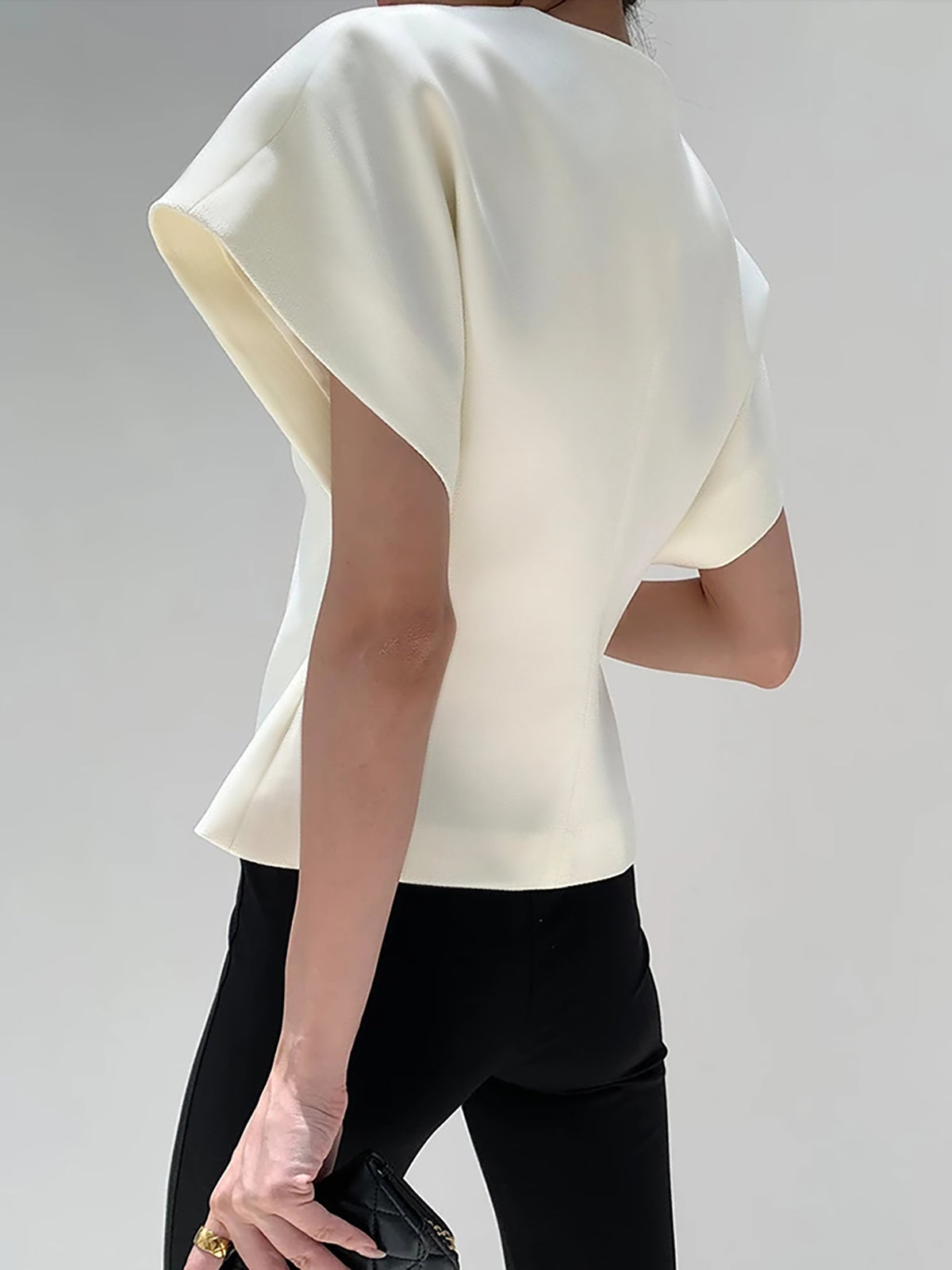 Valenzora | Asymmetrisches V-Ausschnitt-Top aus leichtem Stoff für Damen