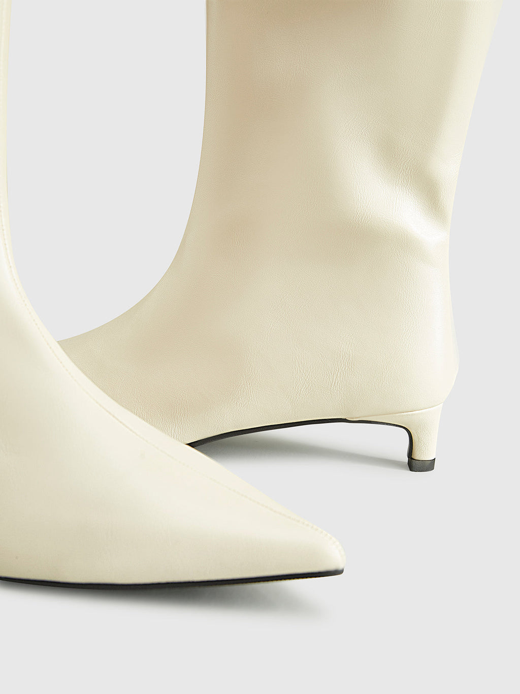 Valenzora | Pointed Toe Kitten Knee-Length Boots