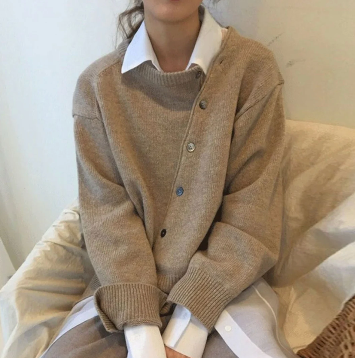 Valenzora - Soft cashmere cardigan with diagonal button closure