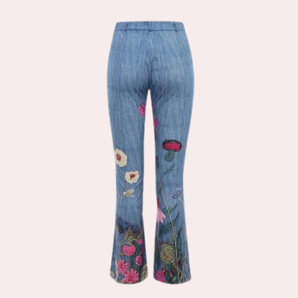 Valenzora | Damenjeans mit Schlag und Knopfdetails