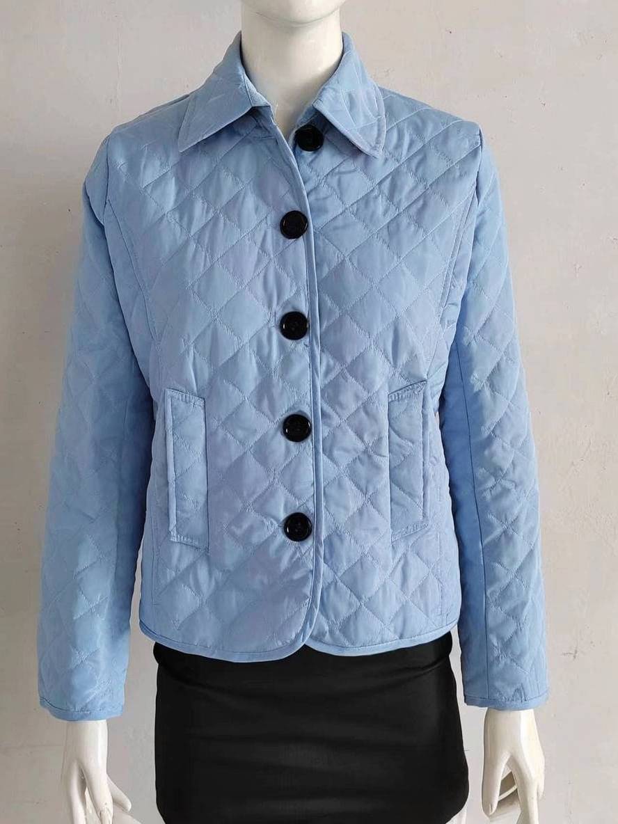 Valenzora | Kurzer einfarbiger Mantel mit Knopfleistentaschen, Revers, langen Ärmeln, elegante Freizeitjacke für Damen